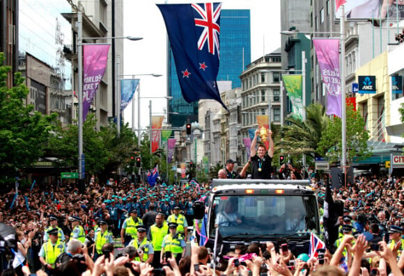 Les All Blacks, vainqueurs de la Coupe du monde acclamés dans les rues d'Auckland le 24 octobre 2011
