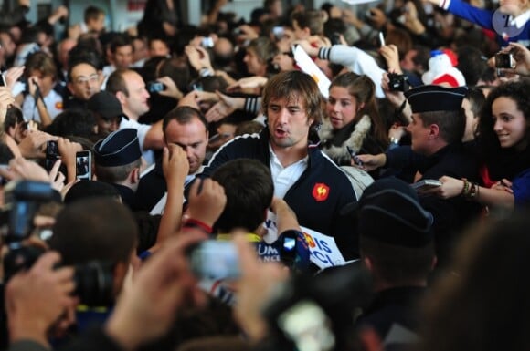 Julien Pierre au milieu de la foule qui attendait les rugbymen du XV de France à l'aéroport lors de leur retour de Nouvelle-Zélande à Paris le 26 octobre 2011