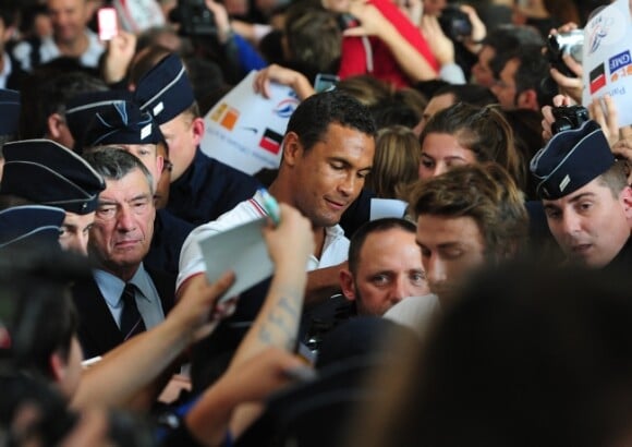 Une foule compact attendait Thierry Dusautoir et les rugbymen du XV de France à l'aéroport lors de leur retour de Nouvelle-Zélande à Paris le 26 octobre 2011