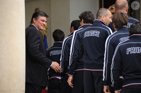 David Douillet accueille les rugbymen du XV de France au Palais de l'Élysée à Paris le 26 octobre 2011