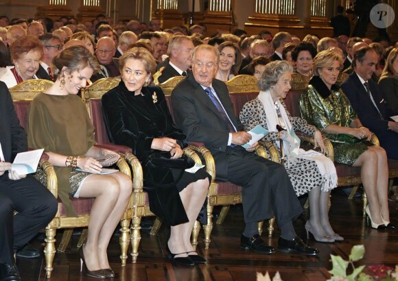 Albert II et Paola de Belgique, entourés de la reine Fabiola, la princesse Mathilde, la princesse Astrid et le prince Lorenz, donnaient un concert et une réception en l'honneur des bénévoles belges, mercredi 26 octobre 2011 au palais, à Bruxelles.