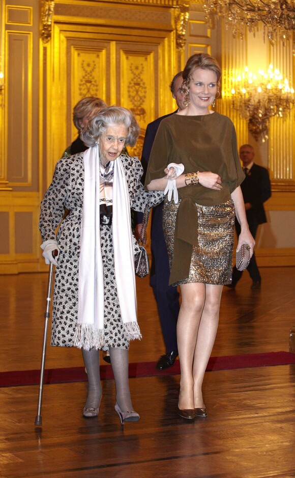 La reine Fabiola et la princesse Mathilde (derrière elles, la princesse Astrid et le prince Lorenz) au concert et à la réception donnés en l'honneur des bénévoles belges par le roi Albert II et la reine Paola de Belgique, mercredi 26 octobre 2011 au palais, à Bruxelles.