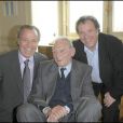 Michel Leeb et Daniel Russo entourent Robert Lamoureux en mars 2009 lorsqu'il reçoit la grande médaille de Paris  