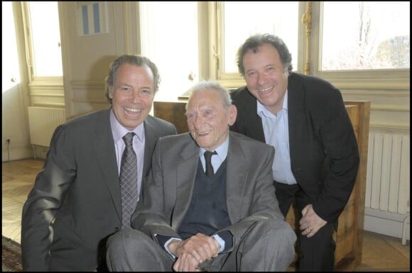 Michel Leeb et Daniel Russo entourent Robert Lamoureux en mars 2009 lorsqu'il reçoit la grande médaille de Paris 