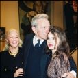 Robert Lamoureux fête ses 50 ans de carrière auprès de son épouse Magalie de Vendeuil et leur fille France en février 1998 