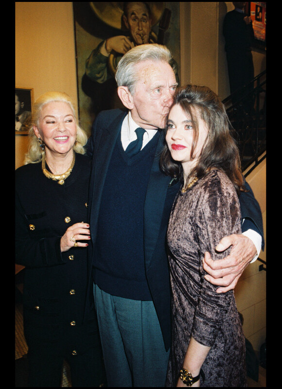 Robert Lamoureux fête ses 50 ans de carrière auprès de son épouse Magalie de Vendeuil et leur fille France en février 1998