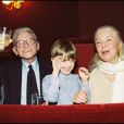 Robert Lamoureux et son petit fils Adrien auprès de son épouse Magalie de Vendeuil à Paris en avril 2000 