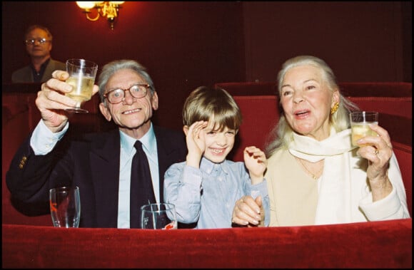 Robert Lamoureux et son petit fils Adrien auprès de son épouse Magalie de Vendeuil à Paris en avril 2000