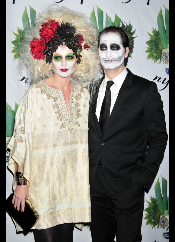 Debra Messing et Daniel Zelman lors du gala d'Halloween au profit du New York restoration project de Bette Midler à New York le 28 octobre 2011 