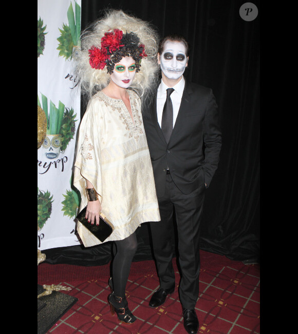 Debra Messing et Daniel Zelman lors du 16e gala d'Halloween au profit du New York restoration project de Bette Midler à New York le 28 octobre 2011 dans l'enceinte de l'hôtel Waldorf Astoria 