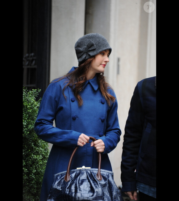Leighton Meester toute en bleu sur le tournage de Gossip Girl, à New York, le 31 octobre 2011