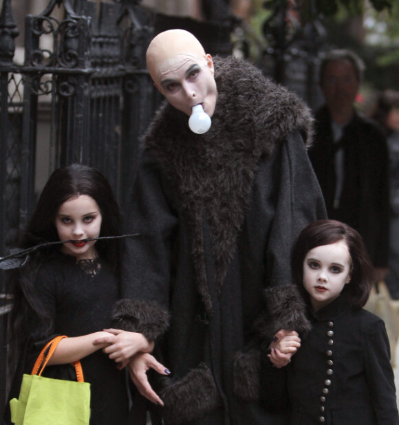 Brooke Shields est parfaite en oncle Fester/Fétide de la Famille Addams, avec ses filles bien assorties, Grier et Rowan, à New York le 31 octobre 2011