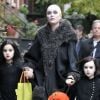Brooke Shields, déguisée en oncle Fester/Fétide de la Famille Addams, avec ses filles bien assorties, Grier et Rowan, à New York le 31 octobre 2011