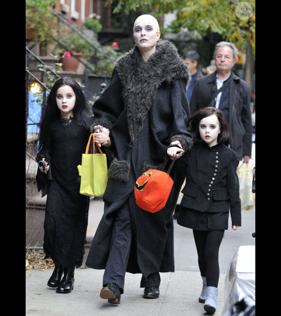 Brooke Shields, déguisée en oncle Fester/Fétide de la Famille Addams, avec ses filles bien assorties, Grier et Rowan, à New York le 31 octobre 2011