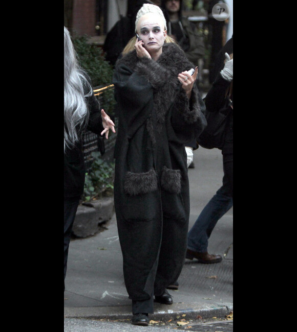 Brooke Shields, déguisée en charmant oncle Fester/Fétide de la Famille Addams, avec ses filles bien assorties, Grier et Rowan, à New York le 31 octobre 2011