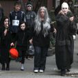 Brooke Shields, déguisée en oncle Fester/Fétide de la Famille Addams, avec ses jolies filles bien assorties, Grier et Rowan, à New York le 31 octobre 2011