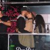 Alicia Keys embrasse son mari Swizz Beatz à Paris au VIP ROOm le 8 octobre 2011