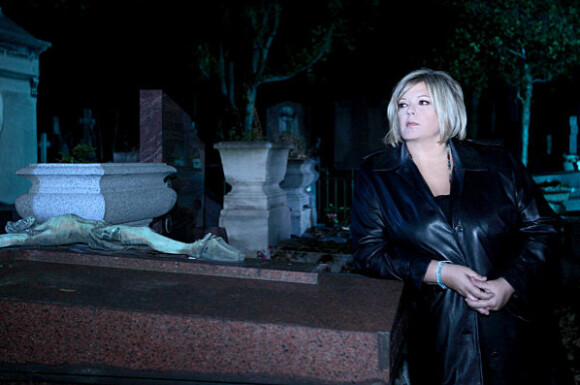 Laurence Boccolini, au cimetière, prend les commandes de Zone Paranormale