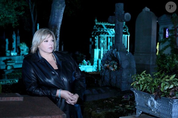 La sympathique Laurence Boccolini prend les commandes de Zone Paranormale tourné dans un cimetière