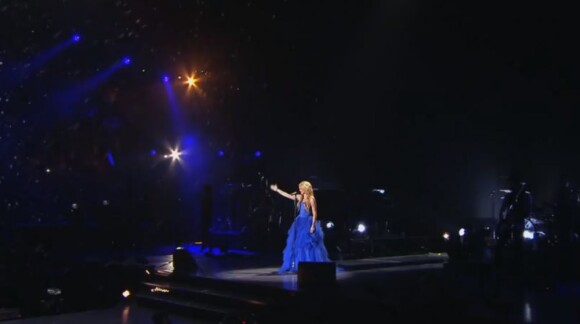 Shakira et sa robe bleu de princesse sur la scène de Bercy, à Paris, le 14 juin 2011.