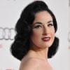 Dita Von Teese glamour toujours avec son make-up de pin-up hollywoodienne.