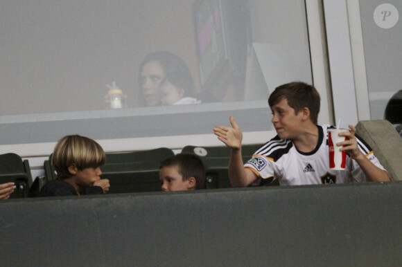 Victoria Beckham au stade avec son adorable Harper et ses fils au premier rang. Octobre 2011