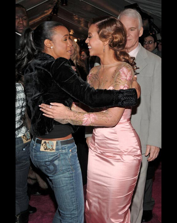 Beyoncé en compagnie de Kelly Rowland en février 2006 à New-York lors de l'avant-première du remake de La Panthère Rose
