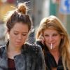 Kirstie Alley fume sa cigarette avec sa fille Lillie Price à Los Angeles, le 4 novembre 2011