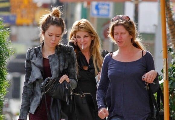 Kirstie Alley fume sa cigarette avec sa fille Lillie Price à Los Angeles, le 4 novembre 2011