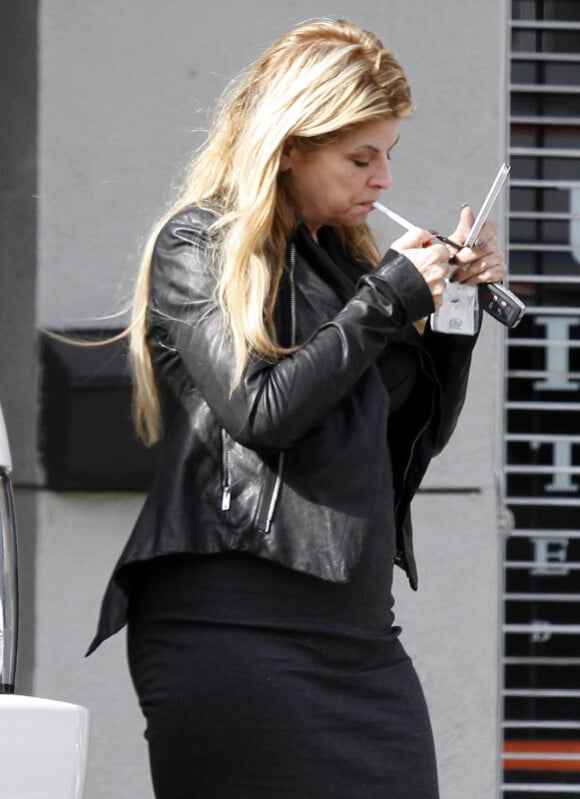 Kirstie Alley fait une pause cigarette à Los Angeles, le 4 novembre 2011