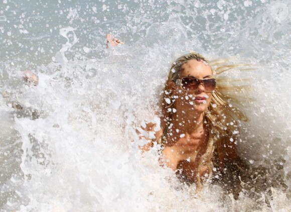 Coco Austin éclaboussée par les vagues sur la plage à Miami le 5 novembre 2011