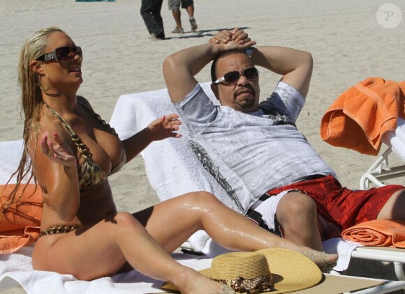 Coco Austin et son mari le rappeur Ice-T sur la plage à Miami le 5 novembre 2011
