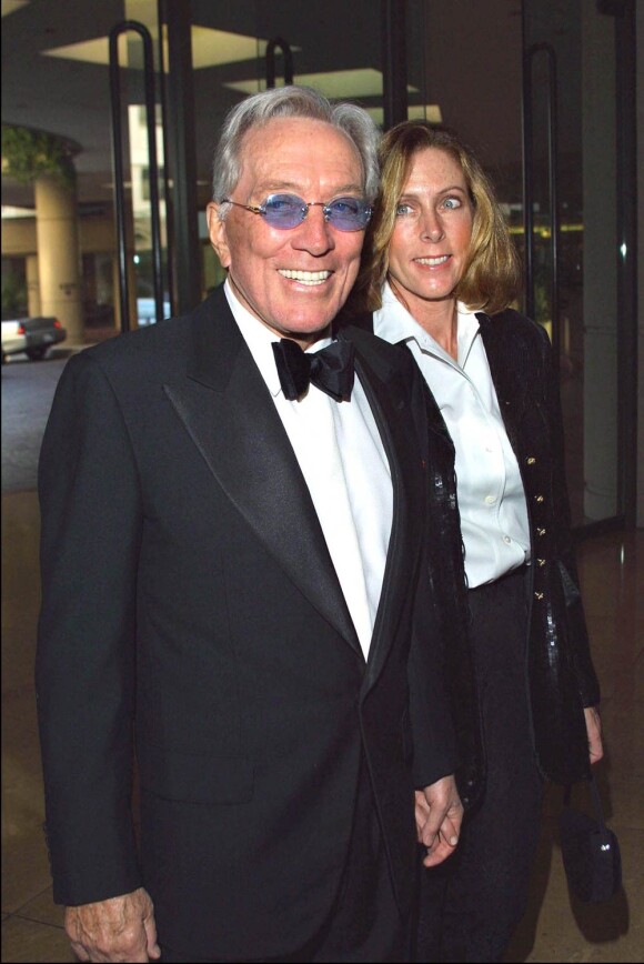Le crooner américain Andy Williams (photo : en avril 2001 avec sa femme Debbie), à bientôt 84 ans, s'st découvert un cancer de la vessie, comme annoncé début novembre 2011.