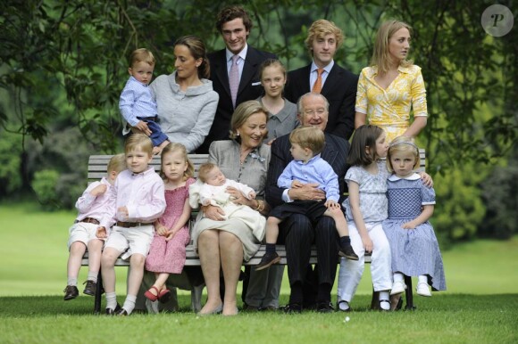 La famille royale belge réunie au palais Laeken en juin 2008 pour la traditionnelle séance photo annuelle.