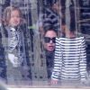Angelina Jolie emmène ses enfants faire du patinage à Budapest en  Hongrie le 30 octobre 2011 : elle est avec ses filles aînées Zahara et  Shiloh, qu'elle prépare pour aller sur la glace