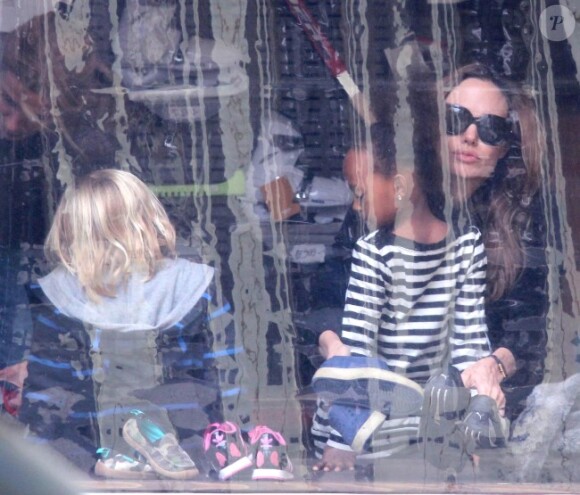 Angelina Jolie emmène ses enfants faire du patinage à Budapest en  Hongrie le 30 octobre 2011 : elle est avec ses filles aînées Zahara et  Shiloh, qu'elle prépare pour aller sur la glace