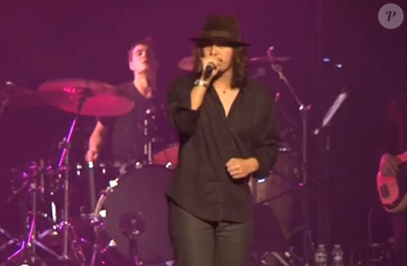 Lulu Gainsbourg lors de son concert à Paris mardi 8 novembre 2011, au Casino de Paris, où son père Serge s'était produit 26 ans plus tôt alors que Bambou était enceinte du petit Lulu.