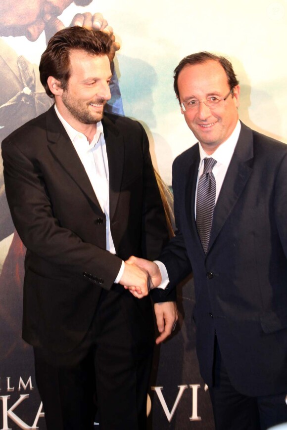 Mathieu Kassovitz et François Hollande à l'avant-première de L'Ordre et la morale, à Paris, le 8 novembre 2011.