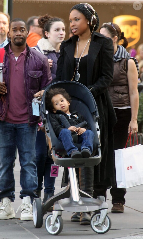Jennifer Hudson s'occupe de son fils David dans les rues de New York le 8 novembre 2011