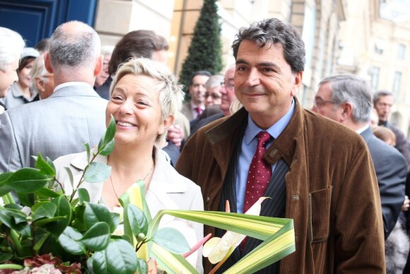 Catherine Salvatore et Pierre Lellouche lors de la cérémonie dévoilant une plaque en hommage à Henri Salvador à Paris le 9 novembre 2011.