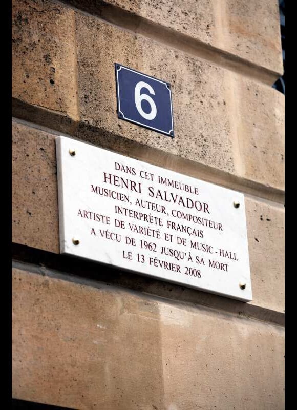 La plaque en hommage à Henri Salvador dévoilée à Paris le 9 novembre 2011.