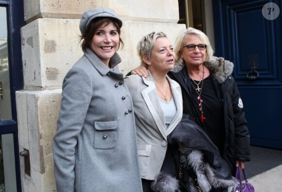 Liane Foly, Catherine Salvatore et Véronique de Villele lors de la cérémonie dévoilant une plaque en hommage à Henri Salvador à Paris le 9 novembre 2011.