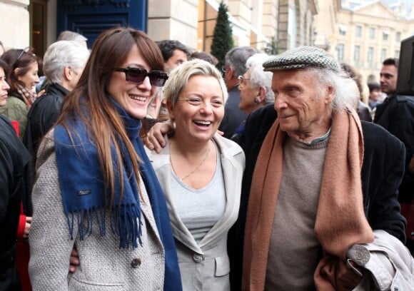 Keren Ann, Catherine Salvatore et Ivry Gitlis lors de la cérémonie dévoilant une plaque en hommage à Henri Salvador à Paris le 9 novembre 2011.
