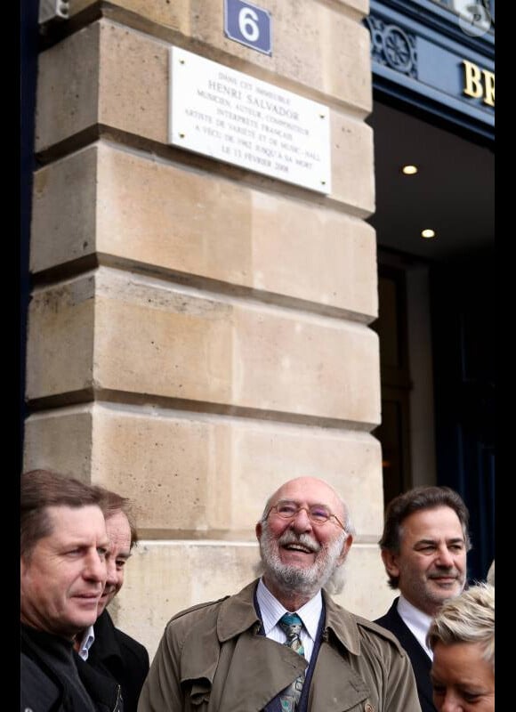 Jean-Pierre Marielle lors de la cérémonie dévoilant une plaque en hommage à Henri Salvador à Paris le 9 novembre 2011.