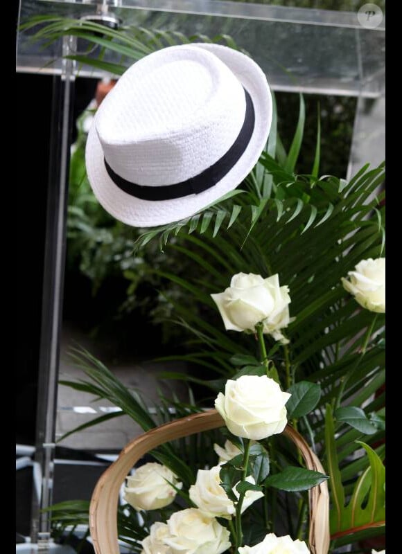 Cérémonie dévoilant une plaque en hommage à Henri Salvador à Paris le 9 novembre 2011.