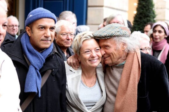 Pascal Légitimus, Catherine Salvatore et Ivry Gitlis lors de la cérémonie dévoilant une plaque en hommage à Henro Salvador à Paris le 9 novembre 2011.