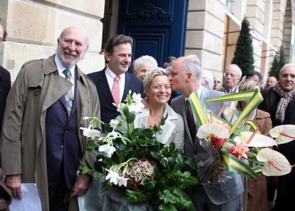 Jean-Pierre Marielle, Jean-François Legaret, Catherine Salvatore et Christophe Girard lors de la cérémonie dévoilant une plaque en hommage à Henri Salvador à Paris le 9 novembre 2011.