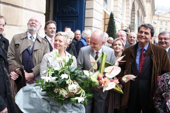Jean-Pierre Marielle, Catherine Salvatore, Christophe Girard et Pierre Lelouche lors de la cérémonie dévoilant une plaque en hommage à Henro Salvador à Paris le 9 novembre 2011.