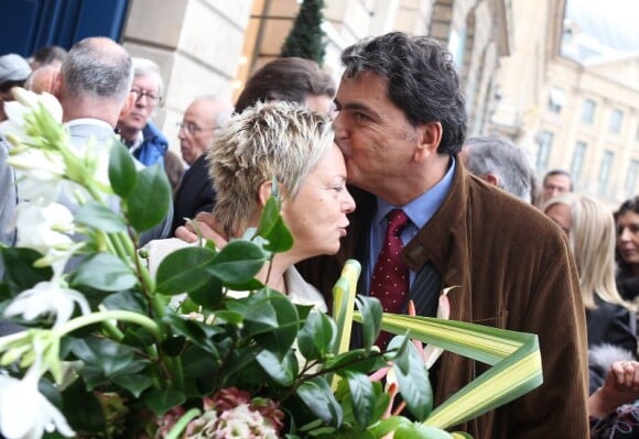 Catherine Salvatore et Pierre Lellouche lors de la cérémonie dévoilant une plaque en hommage à Henri Salvador à Paris le 9 novembre 2011.