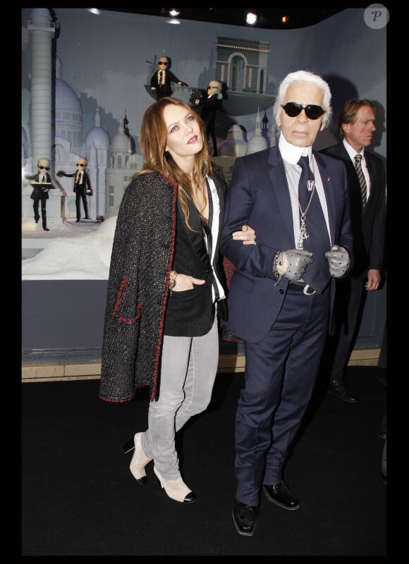Vanessa Paradis et Karl Lagerfeld illuminent le Printemps, le 9 novembre 2011.
